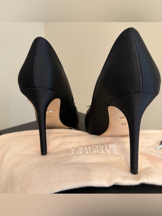 Badgley Mischka Cher Stiletto Pointy Toe Pump Black Satin Crystal Brooch 5.5 - Picture 5 of 8